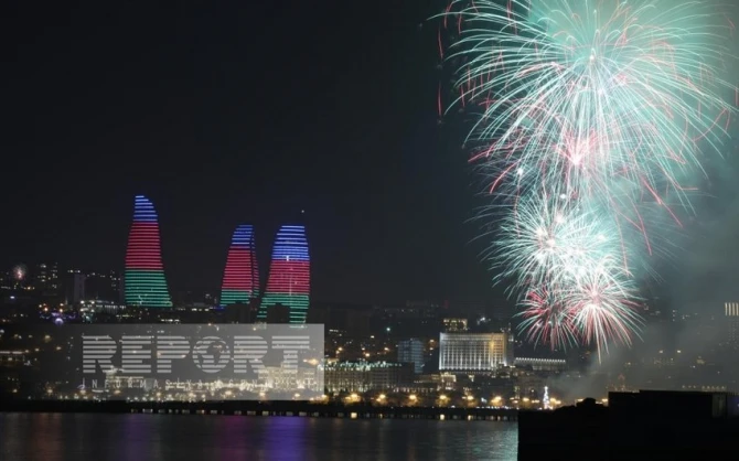Баку встретил новый 2023 год фейерверком - ФОТО