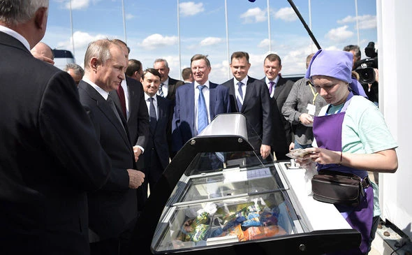 Ərdoğan və Putinə dondurma satan sirli qadının kimliyi məlum oldu - FOTO/VİDEO