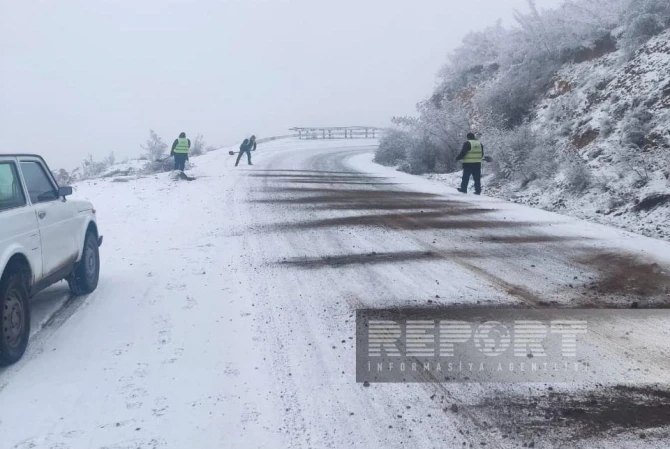 Снег затруднил движение транспорта на этой дороге - ФОТО
