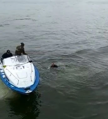 На бакинском бульваре спасли тонущего человека - ФОТО