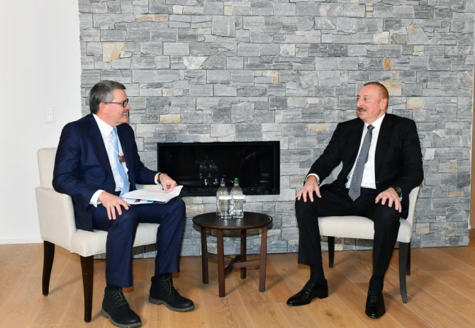Azərbaycan Prezidenti Davosda “CISCO” şirkətinin qlobal innovasiyalar üzrə vitse-prezidenti ilə görüşüb - FOTO - YENİLƏNİB