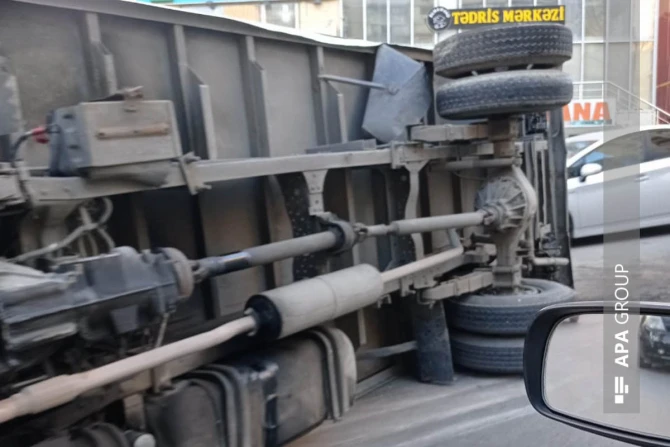 Bakıda yük avtomobili “Prius”la toqquşaraq aşdı: Xəsarət alan var - FOTO