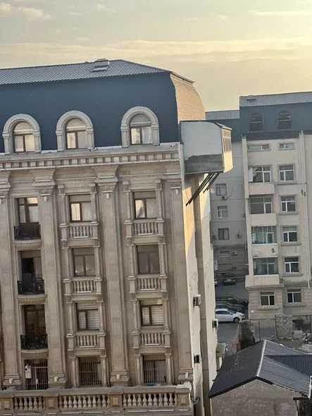 В Баку к мансарде здания пристроили дополнительный балкон - ОБНОВЛЕНО + ФОТО