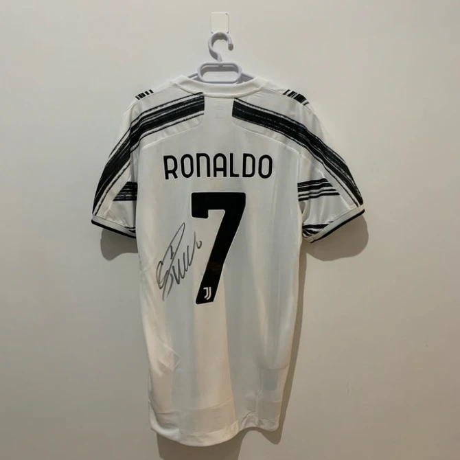 Zəlzələdə zərərçəkənlərə görə Ronaldonun forması hərraca çıxarıldı - FOTO