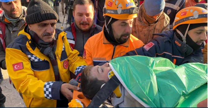 101 saat sonra dağıntılar altından xilas oldular - FOTO/VİDEO