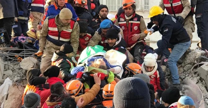 101 saat sonra dağıntılar altından xilas oldular - FOTO/VİDEO