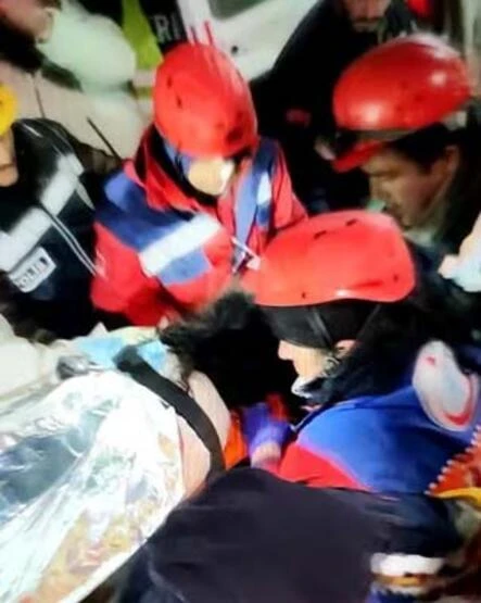 142 saat sonra dağıntılar altından çıxarılan müəllimin ilk istəyi hər kəsi maraqlandırdı - FOTO
