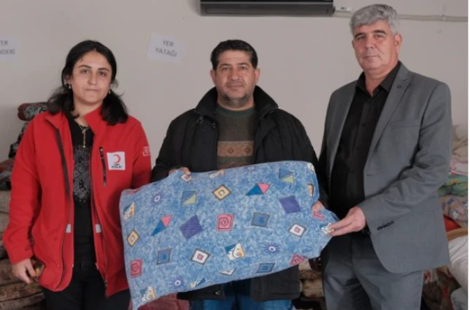 Zəlzələdən zərərçəkənə verilən yastıqdan qızıllar çıxdı - FOTO/VİDEO