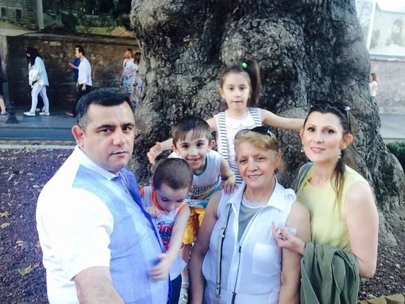 Gec ailə qurdu, ərinin xəstəliyini hamıdan gizlətdi, məşhur müğənninin paltarında səhnəyə çıxdı - FOTO