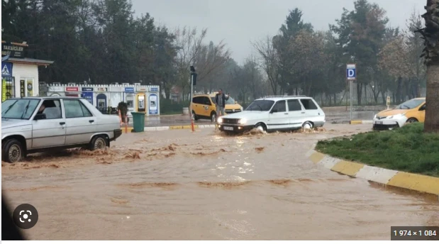 Şanlıurfada yollar gölə döndü, evləri su basdı - FOTO/VİDEO