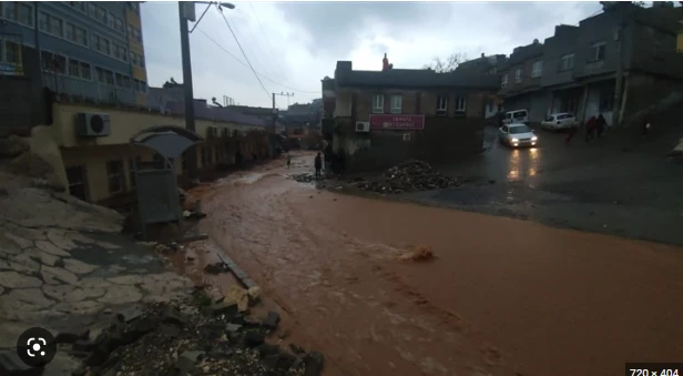 Şanlıurfada yollar gölə döndü, evləri su basdı - FOTO/VİDEO