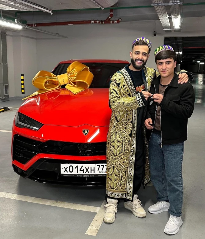 Azərbaycanlı bloger izləyicisinə 663 000 AZN-lik avtomobil hədiyyə etdi - FOTO/VİDEO