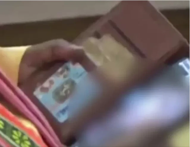Deputat Hindistan parlamentinin iclasında əxlaqsız video izlədi - FOTO/VİDEO