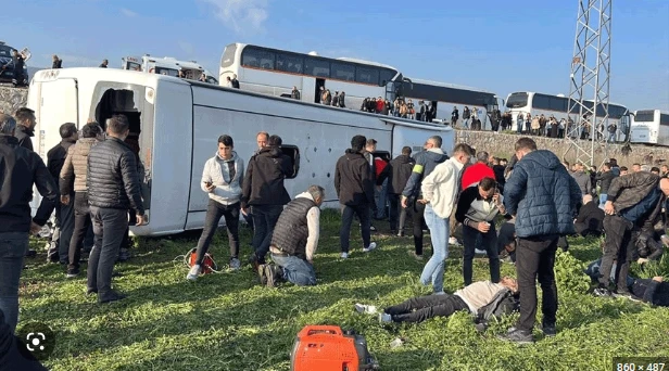 Servis avtobusu aşdı: 3 nəfər öldü, 31 işçi yaralandı - FOTO