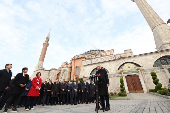 Ərdoğan bayram namazını İstanbulun məşhur məscidində qıldı - FOTO