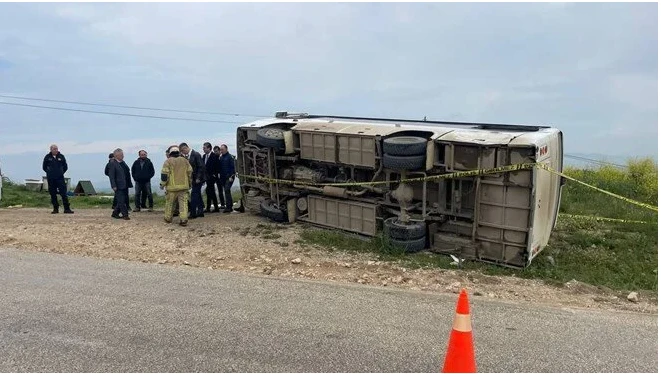 Türkiyədə şagird dolu avtobus TIR-la TOQQUŞDU - 23 NƏFƏR YARALANDI - FOTO