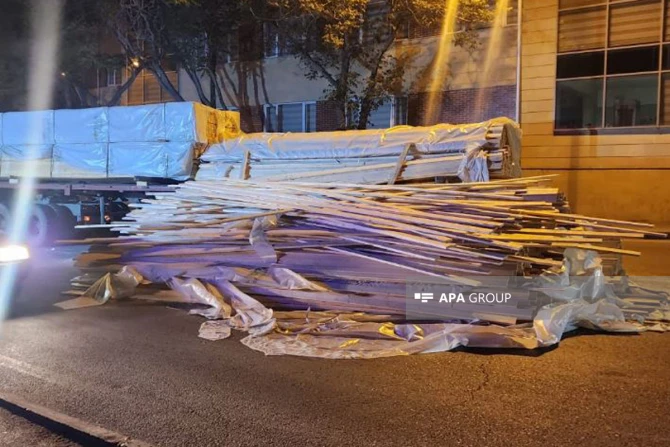Bakıda yük avtomobili aşıb - FOTO
