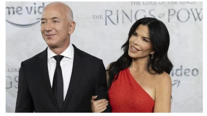 Ceff Bezos sevgilisinə evlənmə təklifi edib nişanlandı - FOTO