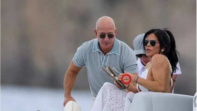 Ceff Bezos sevgilisinə evlənmə təklifi edib nişanlandı - FOTO