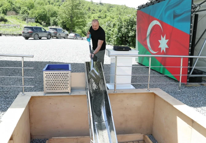 İlham Əliyev Kəlbəcər rayonunun Yanşaq kəndinin təməlini qoyub - FOTO