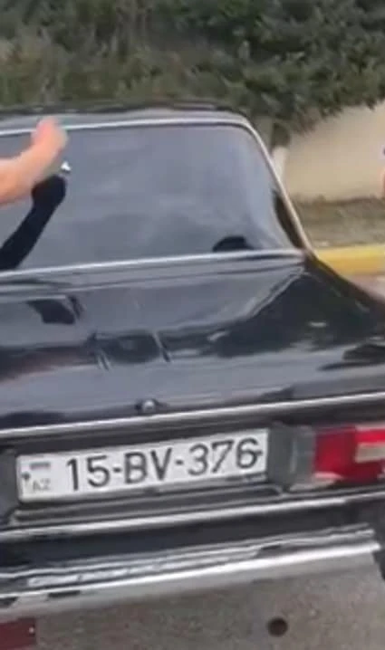 Avtomobilin arxa şüşəsinə yazı yazan sürücü ilə bağlı tədbir görülüb - FOTO