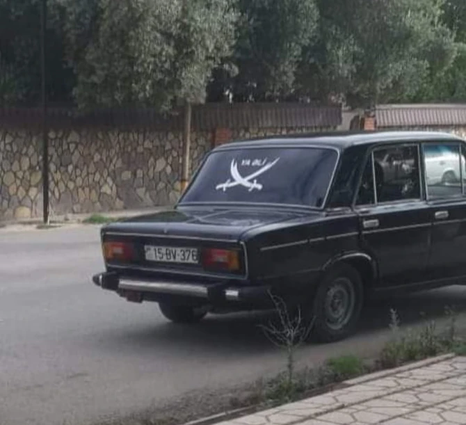 Avtomobilin arxa şüşəsinə yazı yazan sürücü ilə bağlı tədbir görülüb - FOTO