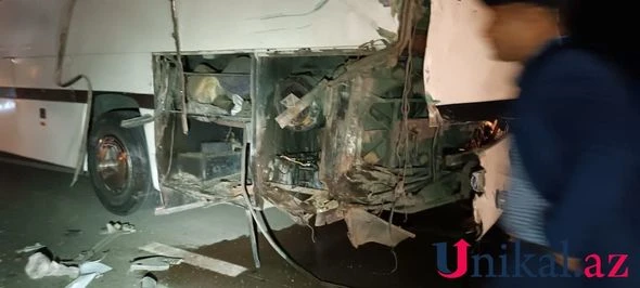 Azərbaycanda “KamAZ”la sərnişin avtobusu toqquşub - FOTO