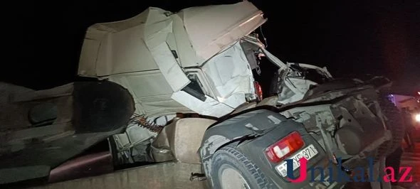 Azərbaycanda “KamAZ”la sərnişin avtobusu toqquşub - FOTO