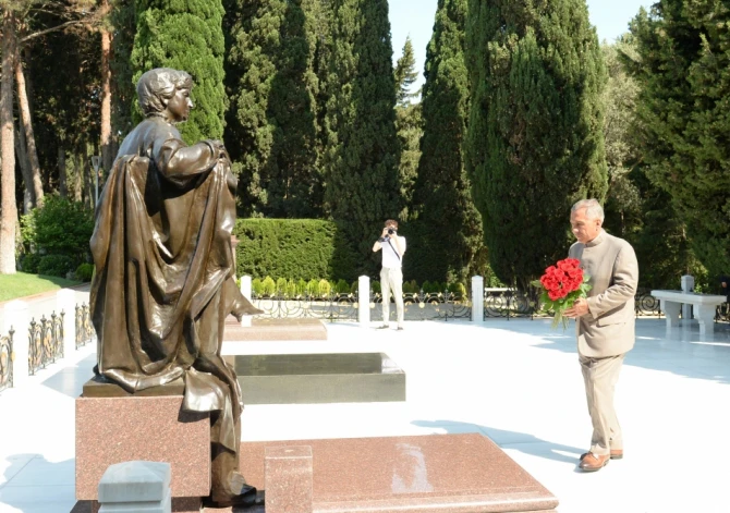 Tatarıstanın Rəisi Ulu Öndər Heydər Əliyevin məzarını ziyarət edib - FOTO