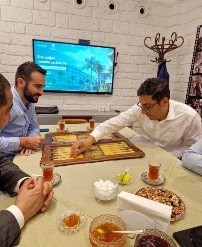 Nazir verdiyi sözü tutub onunla nərd oynadı - VİDEO/FOTO