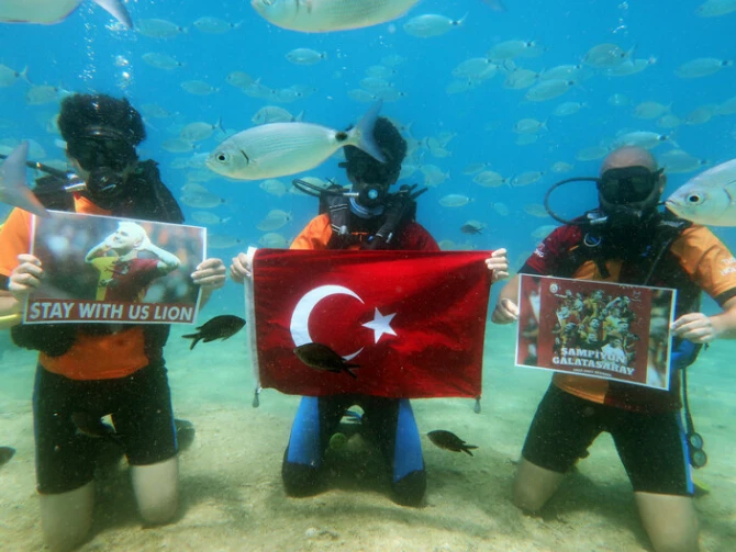 Çılğın “Qalatasaray” azarkeşlərindən Mauro İkardiyə su altından “Bizimlə qal” mesajı - FOTO