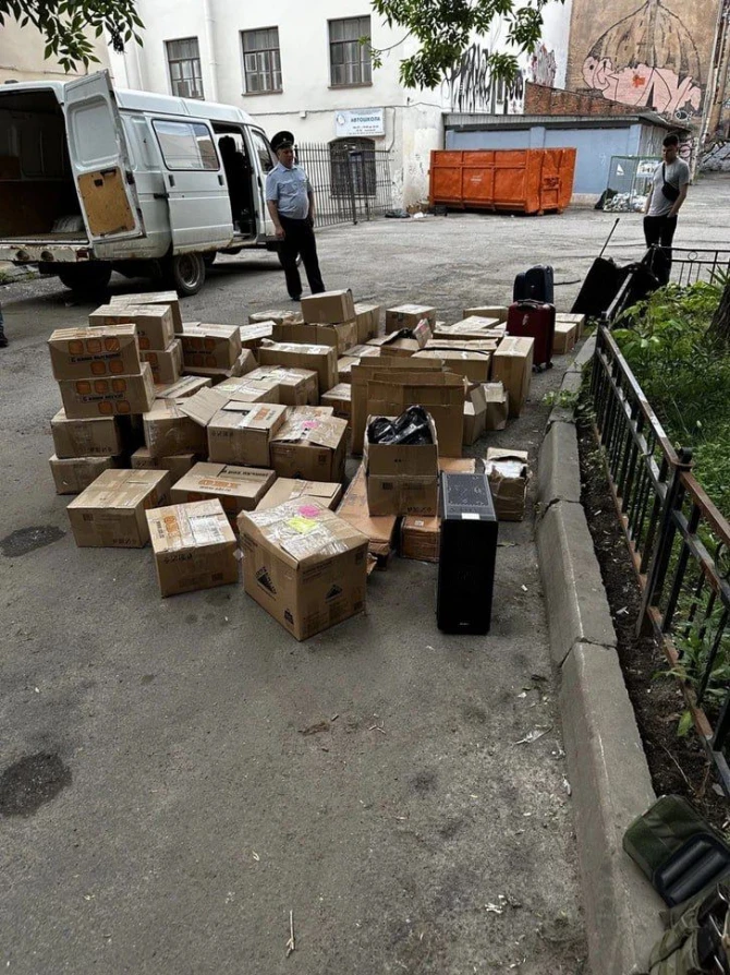 У офиса Пригожина силовики обнаружили грузовик, набитый коробками с деньгами - ФОТО