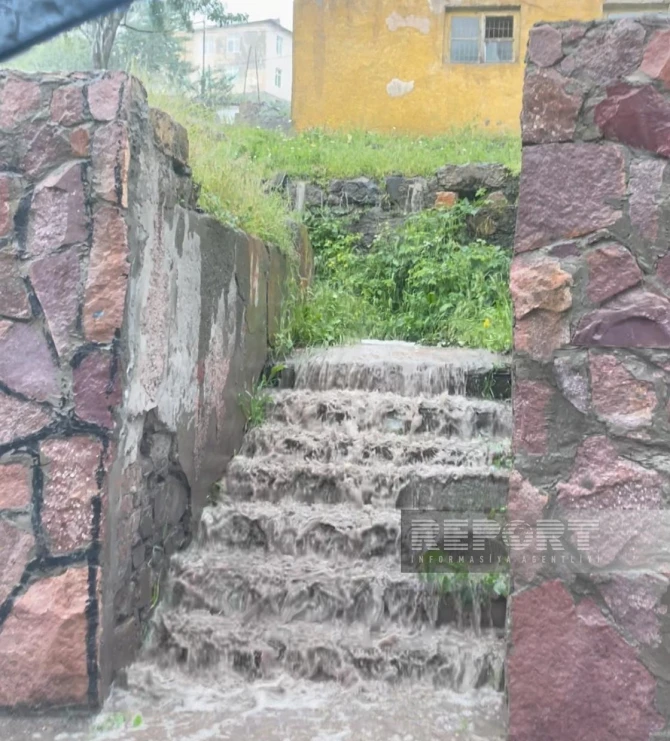 Daşkəsəndə mərkəzi küçədən sel keçir, bəzi yollarda nəqliyyatın hərəkəti dayanıb - FOTO