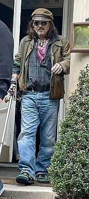 Conni Depp əsa ilə gəzərkən görüntüləndi - FOTO Conni Depp əsa ilə gəzərkən görüntüləndi - FOTO