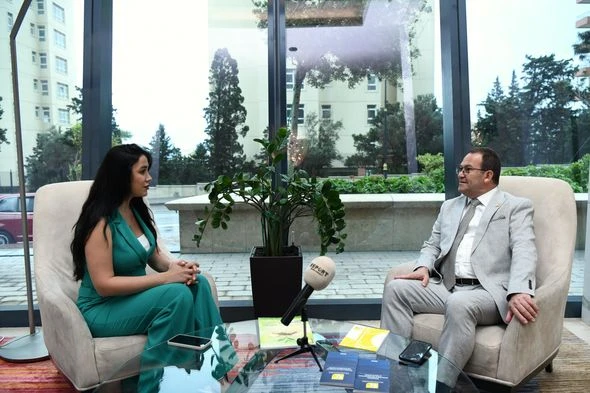 Şimali Kipr rəsmisi: “Azərbaycanın tərəqqisi bizi həm sevindirir, həm də ruhlandırır” - MÜSAHİBƏ + FOTO