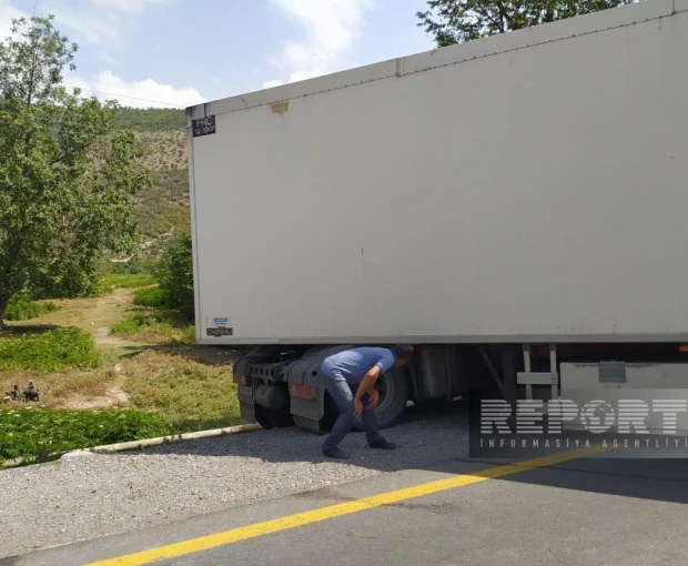 В Огузе восстановлено движение по дороге, заблокированной фурой после аварии - ОБНОВЛЕНО + ФОТО