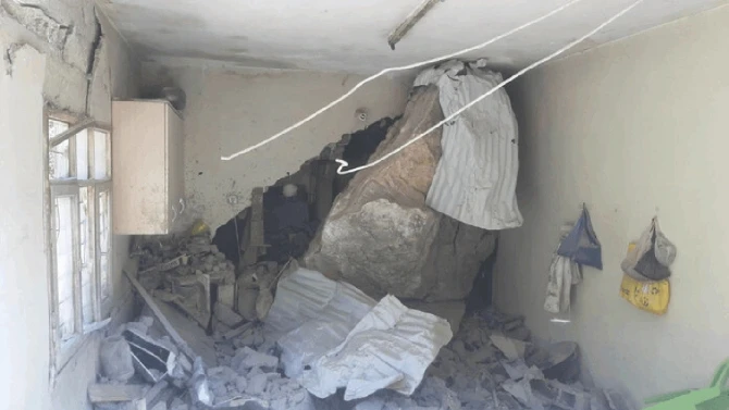 Zəlzələdə dağdan qopan qaya parçası evi dağıtdı - FOTO