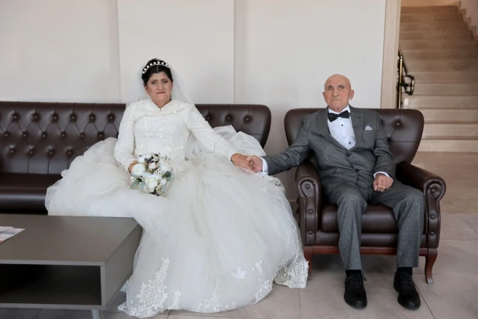 54 yaşlı qadın 86 yaşlı əri ilə nikah təzələdi - İlk dəfə gəlinlik geyindi - FOTO/VİDEO
