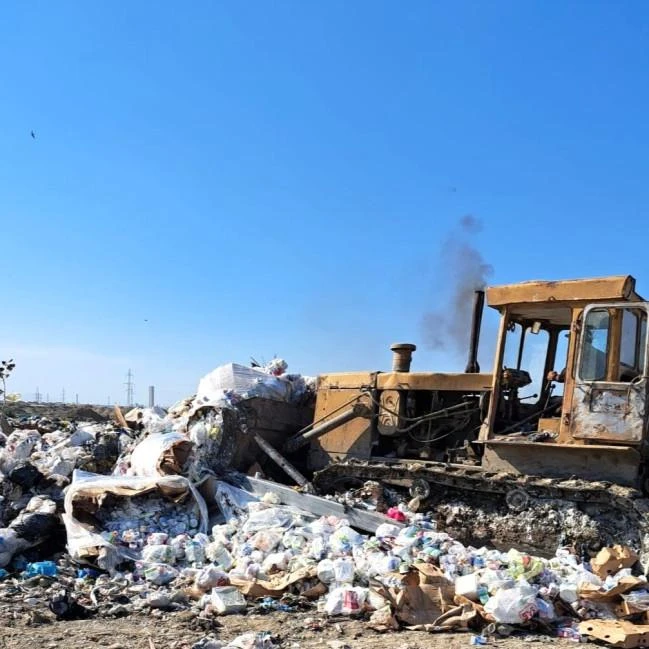 İstehlaka yararsız 3,9 ton kolbasa məhsulları məhv edilib - FOTO