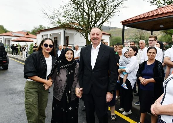 82 yaşlı Qəribə nənə doğma yurda qayıdışın sevincini yaşayır - FOTO/VİDEO