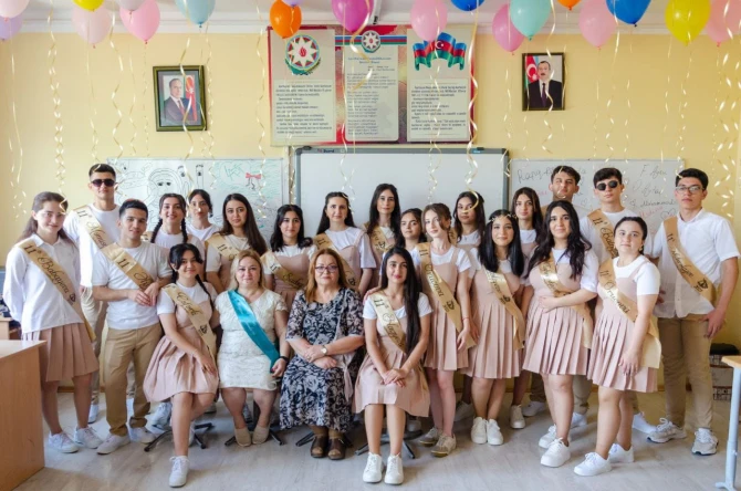 Bakıda bu məktəbin 2 sinifinin bütün məzunları tələbə adını qazandı - FOTO