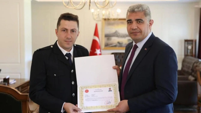 Azərbaycan bayrağını öpən türk polis mükafatlandırıldı - FOTO/VİDEO