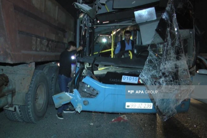 Bakıda avtobus “KamAZ”a çırpılıb, xəsarət alan var - FOTO