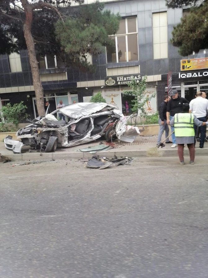Bakıda avtobusla avtomobil toqquşub, iki nəfər ölüb - FOTO