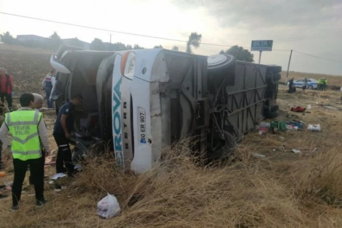 Türkiyədə AVTOBUS AŞDI - 5 ÖLÜ, 30 YARALI - FOTO