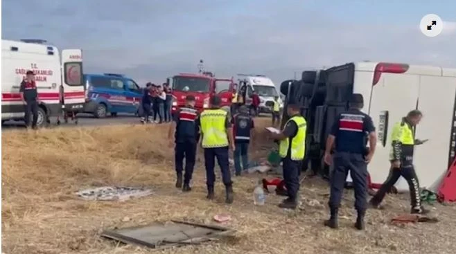 Türkiyədə AVTOBUS AŞDI - 5 ÖLÜ, 30 YARALI - FOTO