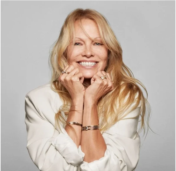 56 yaşlı Pamela Anderson reklama makiyajsız çəkildi - FOTO