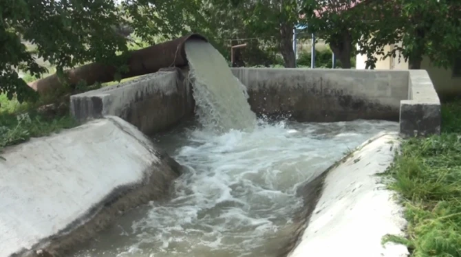Laçındakı torpaq məcralı kanallar beton üzlüyə alınır - FOTO