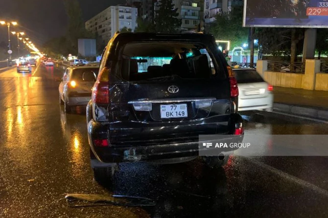 Bakıda avtobus qəza törədib, sərnişinlər təxliyə ediliblər - FOTO