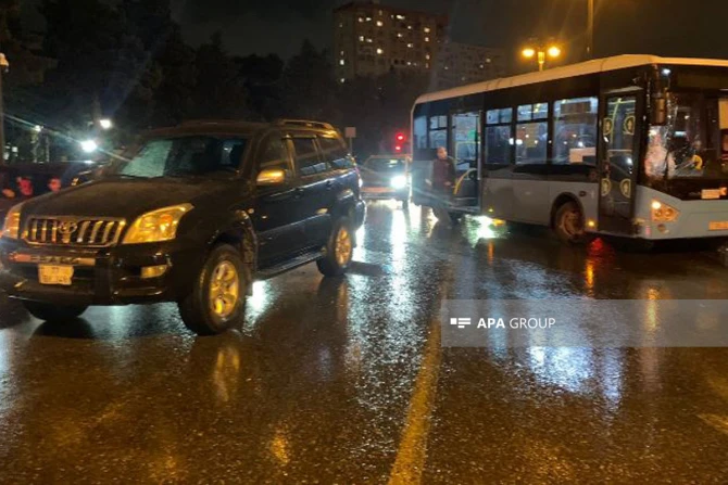 Bakıda avtobus qəza törədib, sərnişinlər təxliyə ediliblər - FOTO